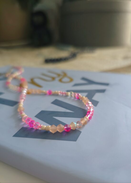 Sīko pērlīšu un kristālu krelles rozā un bēšās nokrāsās